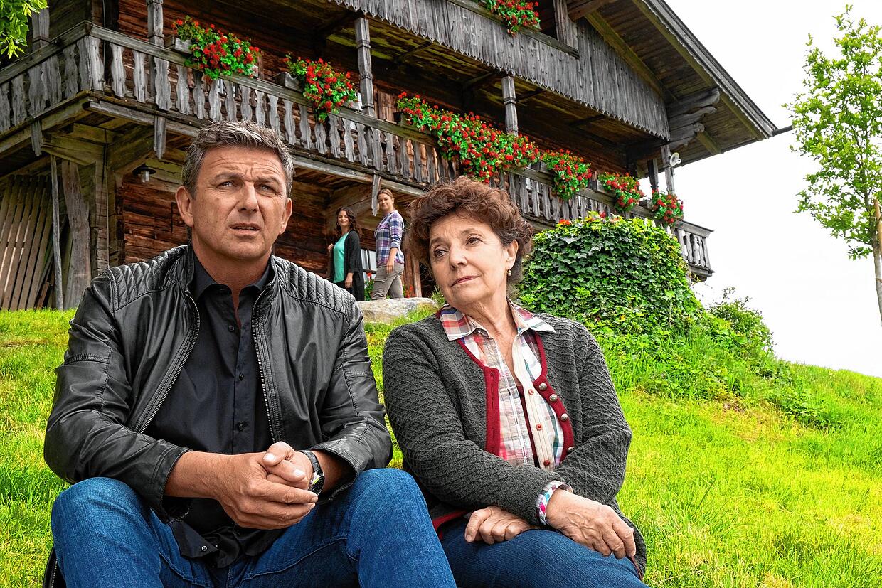 Bergdoktor-Star Hans Sigl lüftet TV-Geheimnisse: Blut, Waffen und Erinnerungen wie ein Thriller!