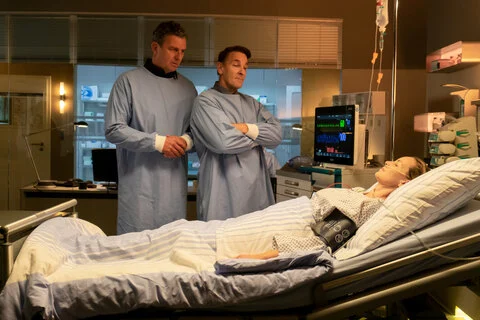 Was verursacht das Koma bei Franziska (Simone Hanselmann)? Dr. Martin Gruber (Hans Sigl, l.) und Dr. Alexander Kahnweiler (Mark Keller) sind ratlos.