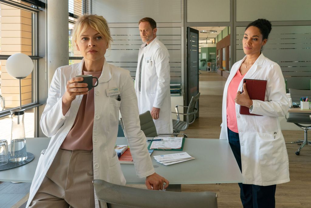 In aller Freundschaft – Die jungen Ärzte: Milena Straube kehrt als Rebecca Krieger zurück – aber mit einem Haken