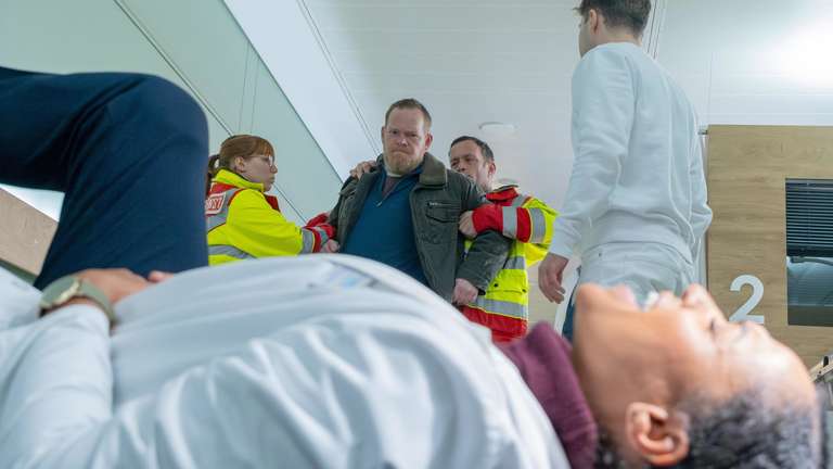 In aller Freundschaft: Patient rastet aus – Hauptfigur schwer verletzt