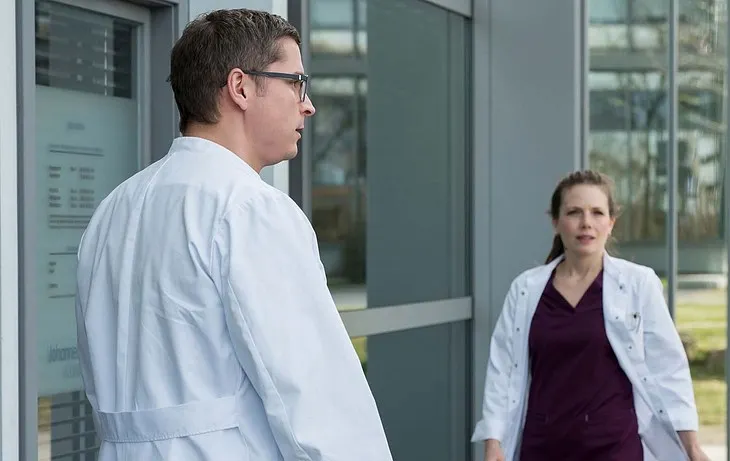 In aller Freundschaft: Wenn Mitgefühl zur Tragödie führt – Elias’ schwerwiegende Entscheidung