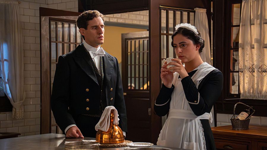 La Promesa Lorenzo sigue apretando a Leocadia, exigiendo que informe a Ángela de su visto bueno al matrimonio.