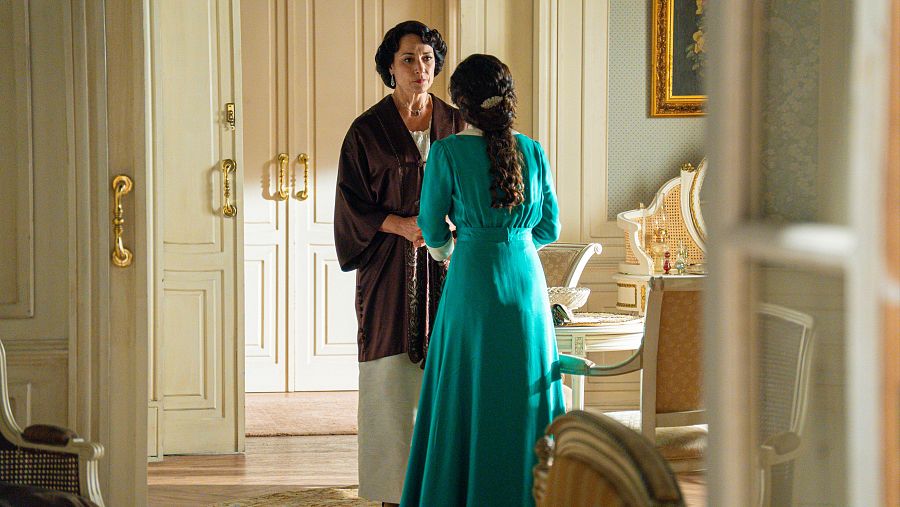 El barón de Valladares le deja claro a Catalina que debe irse ella sola, sin su marido e hijos. ¡La hija del marqués se niega!