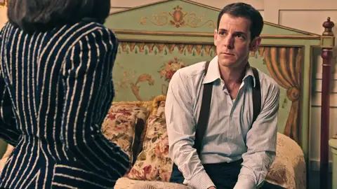 Luis trata de normalizar su relación laboral con Cristina y habla con ella