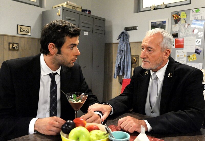 In dieser dramatischen Episode von Sturm der Liebe überschlagen sich die Ereignisse rund um die Charaktere Eva, Robert, Curd, Barbara, Sibylle und Jacob.