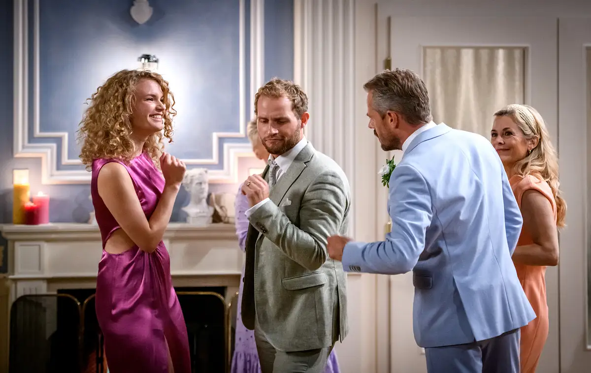 Sturm der Liebe: Max erwischt Leander mit ihr und ist geschockt!