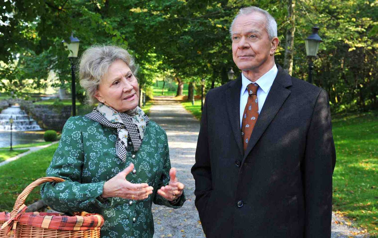 Sturm der Liebe: Zurück am Fürstenhof ist sie bereit, alles für eine zweite Chance zu geben und bietet Robert ihre Hotelanteile im Gegenzug für seine Liebe an.