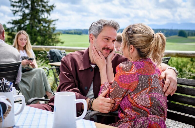 „Sturm der Liebe“: Leander sieht Eleni mit ihrer neuen Liebe!