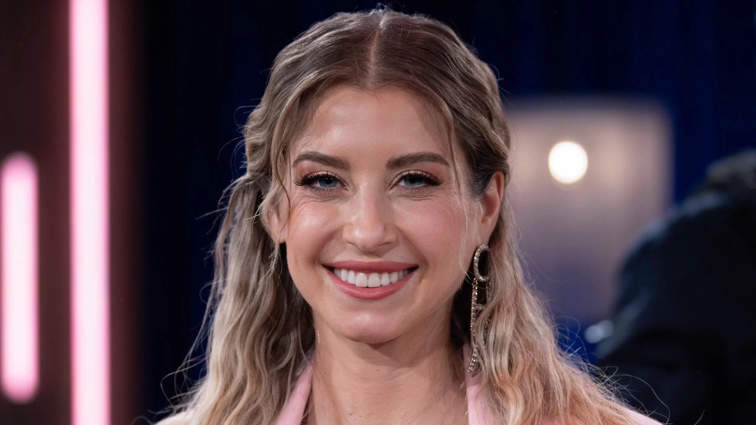 Cathy Hummels erfüllt sich einen Kindheitstraum – und feiert schon bald ihr TV-Debüt als Schauspielerin in der ARD-Telenovela „Sturm der Liebe“.
