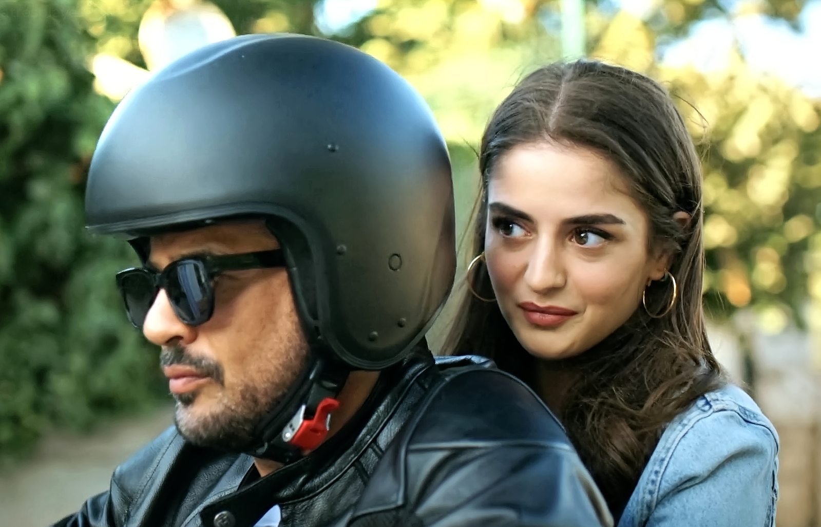 Afra Saraçoğlu (Seyran en “Una nueva vida”) estrena look y serie con Engin Akyürek