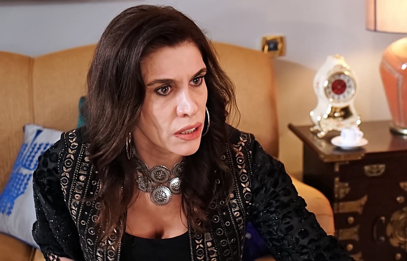 Fikriye irrumpe en la mansión de Una nueva vida lanzando una impactante profecía