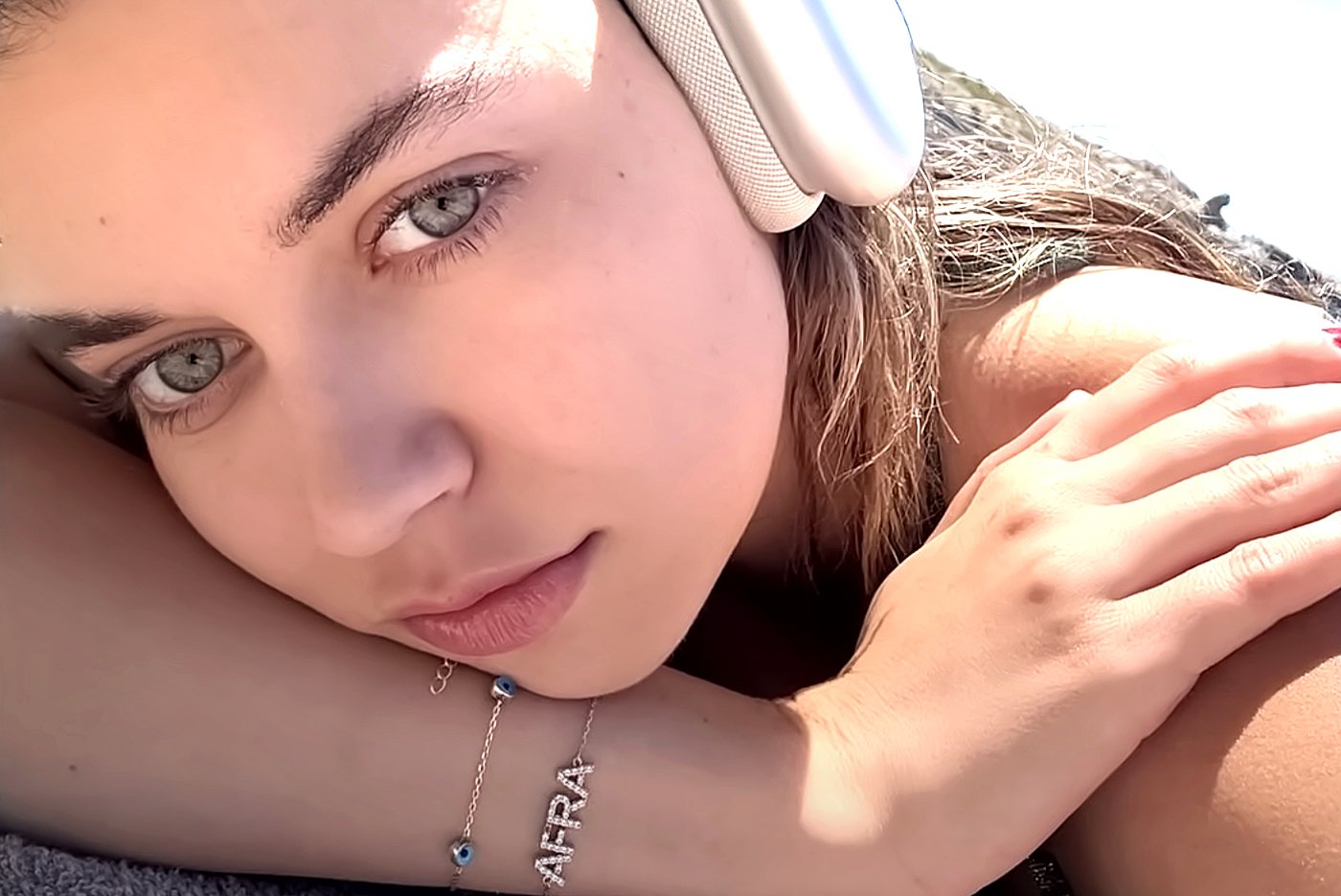 Una nueva vida: Las espectaculares vacaciones de Afra Saraçoğlu... ¿Dónde está Mert?