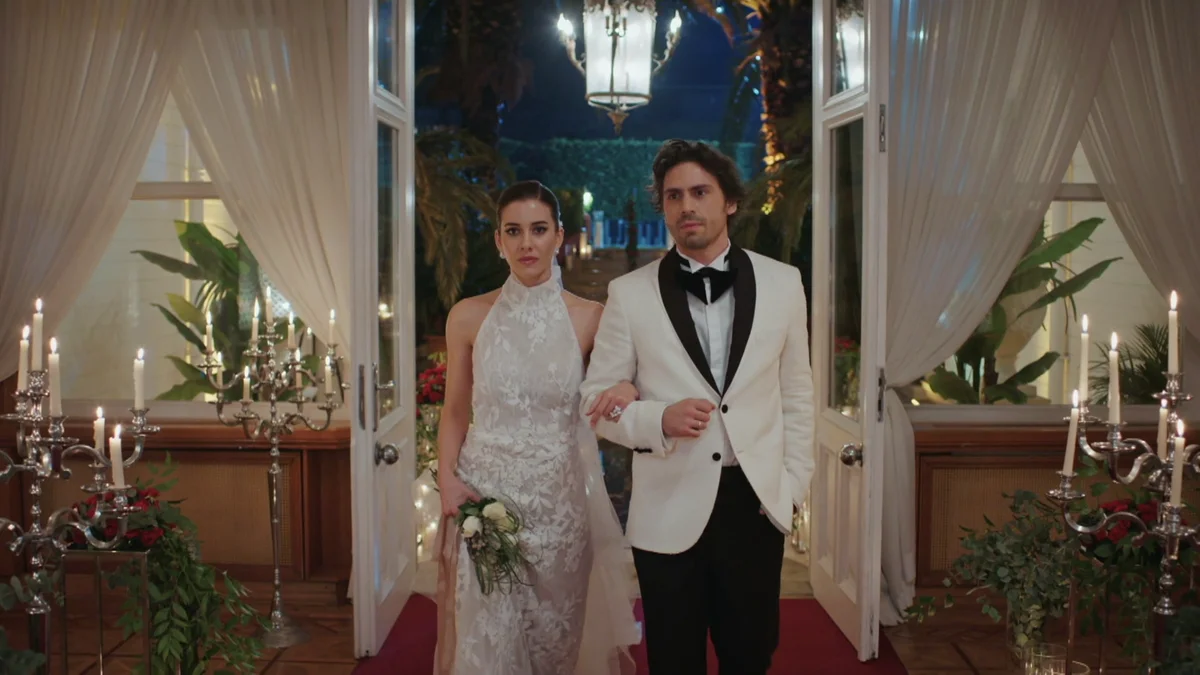 La sesión de fotos que demuestra la complicidad entre Beril Pozam y Taro Emir Tekin, Suna y Kaya en Una nueva vida