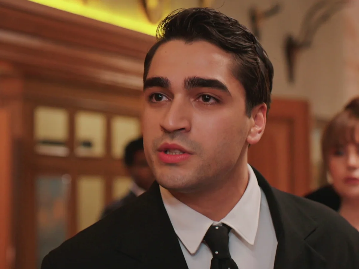 Ferit cambia el rumbo de la familia Korhan: anuncia su divorcio con Seyran e impone el de sus padres