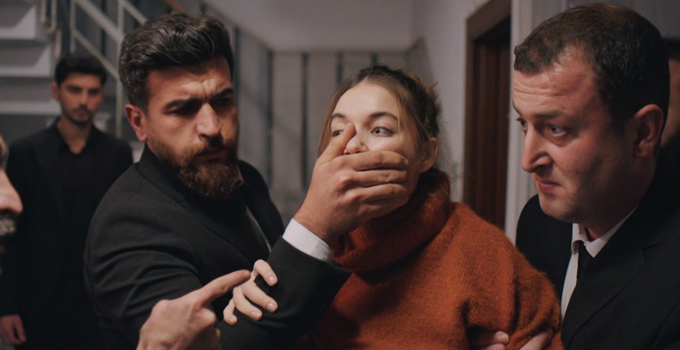 Una Nueva Vida: Korhan Mansion Under Fire: Ferit, Seyran and Suna Wounded!!