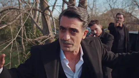 Comienza la venganza de Orhan: sus hombres secuestran a Kazim y su vida pende de un hilo