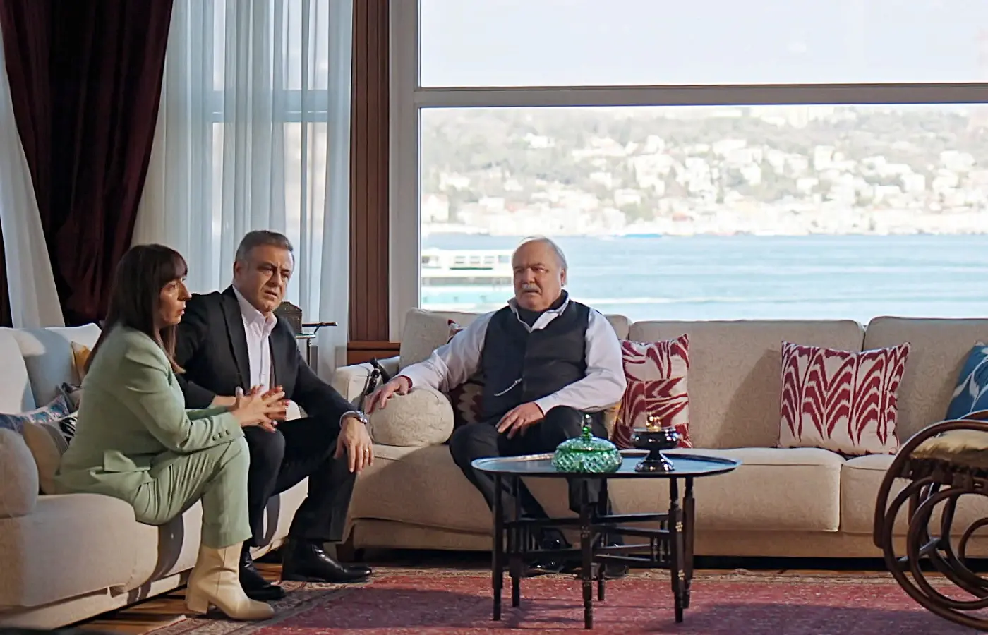 Afra Saraçoğlu, Seyran en