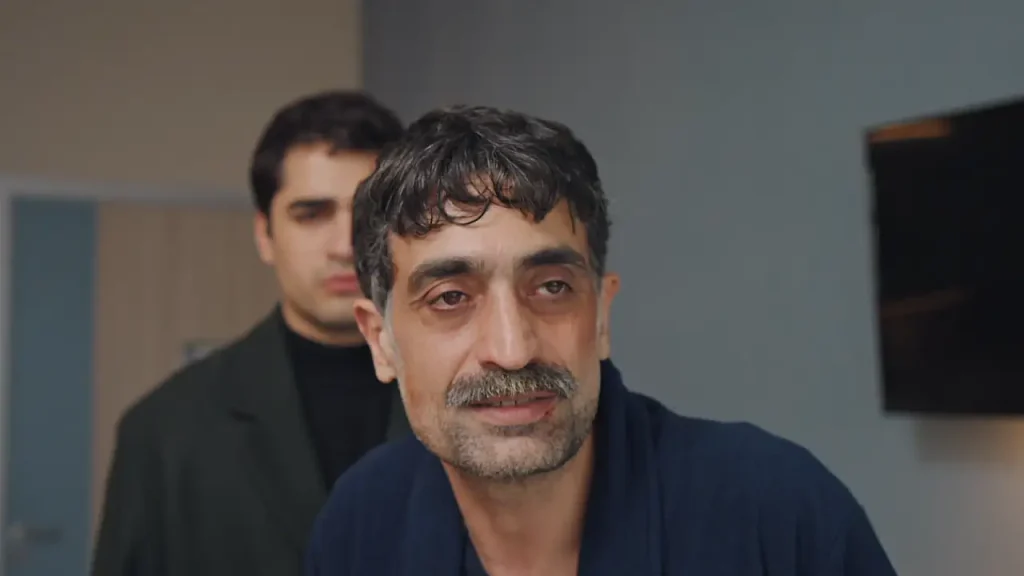 La detención de Orhan Korhan ha sumido a la familia en una auténtica tormenta, con los cimientos del clan temblando sin control. La rabia que Ferit ha acumulado por tanto tiempo finalmente estalla.