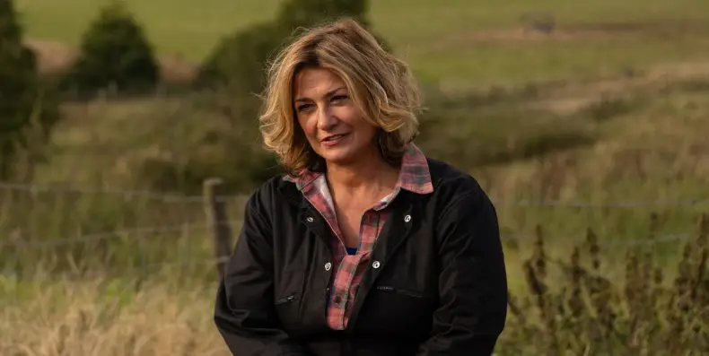 Laurel gets involved in the turmoil when Moira’s scheme falls apart, and once her role is exposed, she must deal with the anger of the villagers demanding explanations.